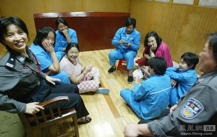Các bạn tù đang chơi bài với Hà Tú Linh và Mã Thanh Tú, những tử tù sẽ bị xử bắn vào sáng ngày mai. Các giám thị đang giám sát họ chặt chẽ.